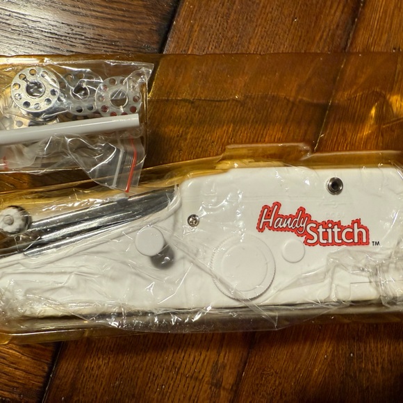 BN Portable Handy Stitch Battery Power Handheld Sewing Machine - Picture 2 of 3